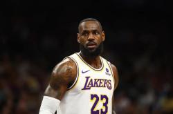 华体会-险胜首场状态出色，加拿大队观众沸腾！，詹姆斯重返赛场引发球迷热议-华体会